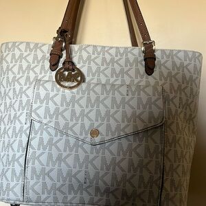 Casual MK bag! Smoke free home. Good condition little used.